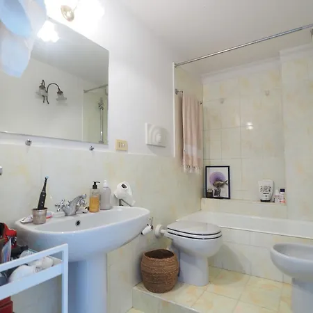 Piano Alto Vista Sul Parco Apartman Milánó